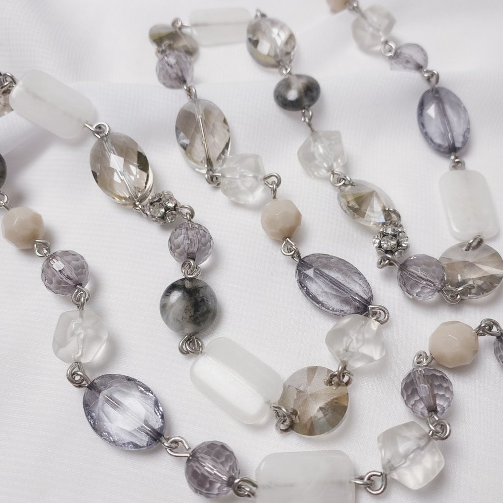 33" Ann Taylor Loft Grey White Neutral Beaded Acrylic Glass Silver Link Necklace - Picture 4 of 12